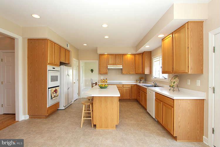 13926 Bromfield Road Germantown, MD 20874 - Photo 9 of 30 Kitchen