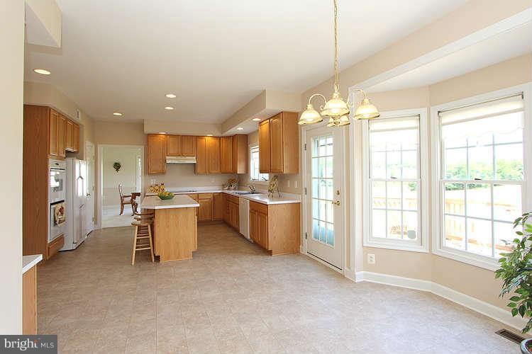 13926 Bromfield Road Germantown, MD 20874 - Photo 10 of 30 Kitchen