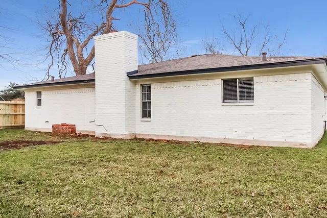a view of a house with a backyard