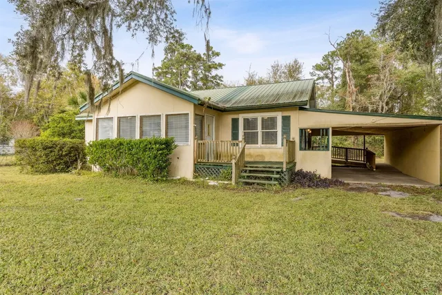 a view of a house with backyard and garden