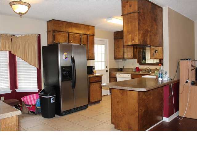 1492 McCauley Road Baker, FL 32531 - Photo 4 of 16 a kitchen with refrigerator and window