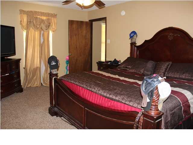 1492 McCauley Road Baker, FL 32531 - Photo 9 of 16 a living room with furniture