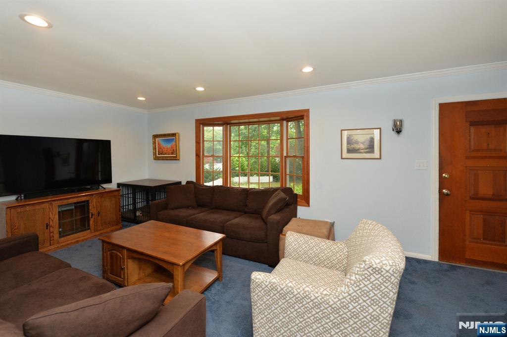 30 Knolls Road Bloomingdale, NJ 07403 - Photo 6 of 32