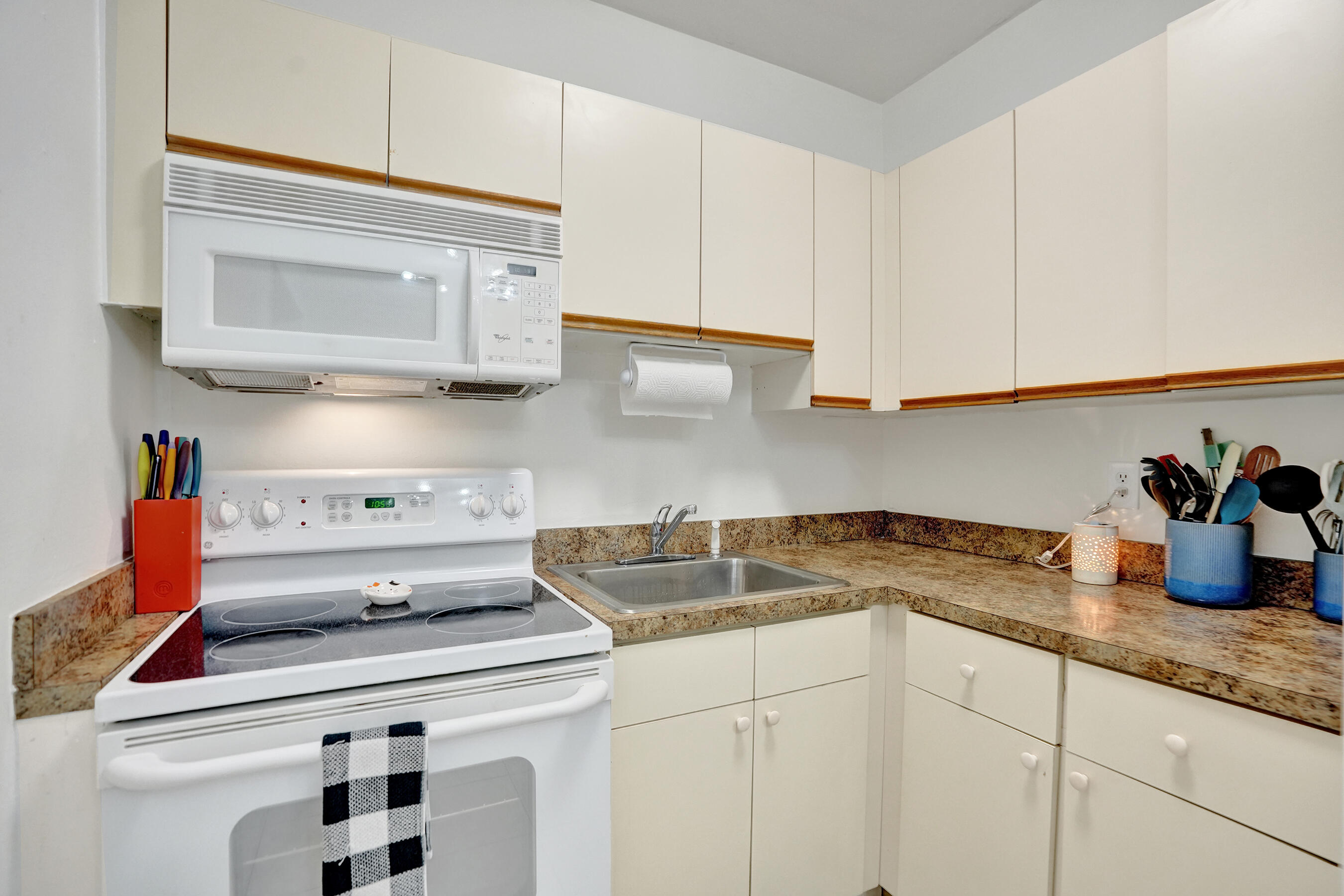 2461 Northeast 20th Avenue Lighthouse Point, FL 33064 - Photo 13 of 55 DSC04320