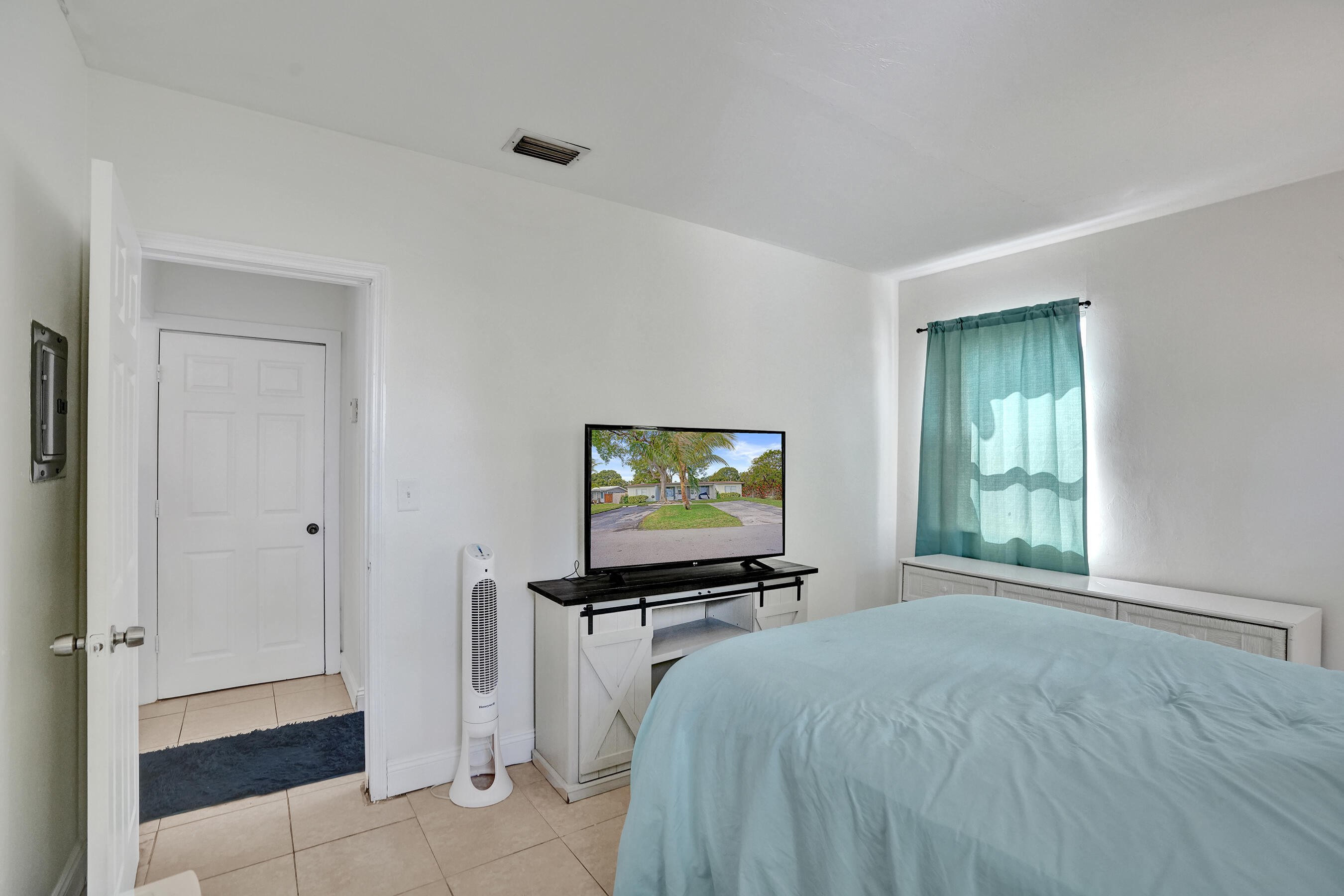 2461 Northeast 20th Avenue Lighthouse Point, FL 33064 - Photo 18 of 55 DSC04341