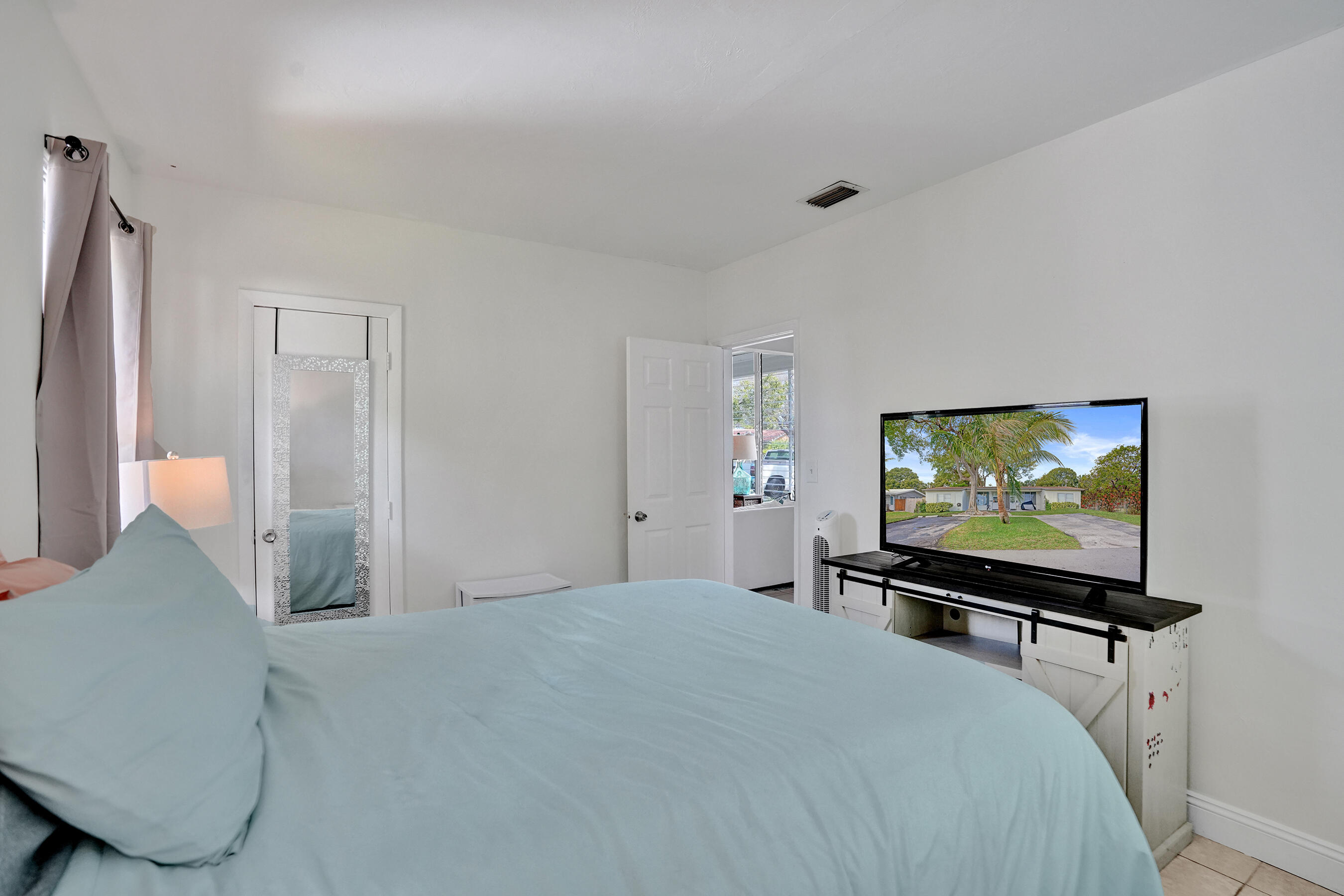 2461 Northeast 20th Avenue Lighthouse Point, FL 33064 - Photo 19 of 55 DSC04344