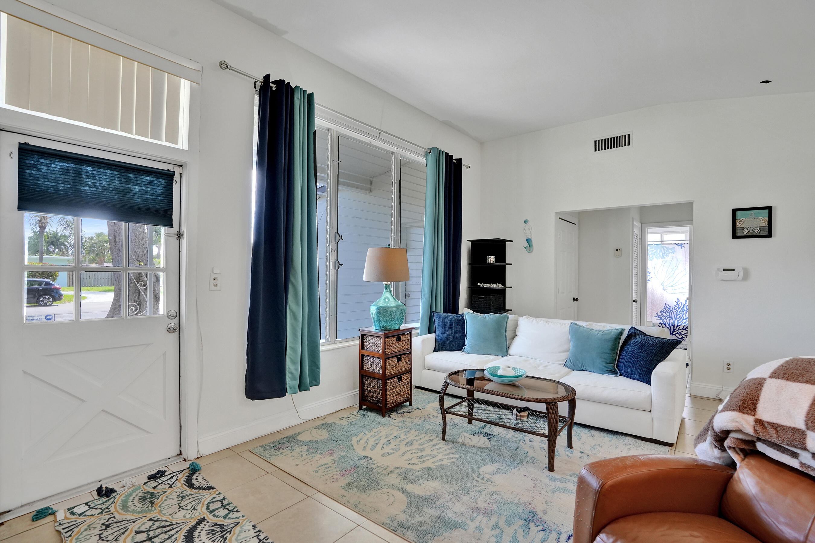 2461 Northeast 20th Avenue Lighthouse Point, FL 33064 - Photo 5 of 55 DSC04275