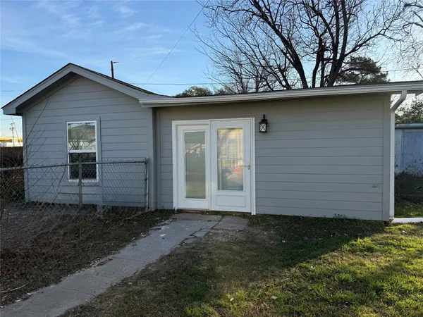 a view of back yard of the house