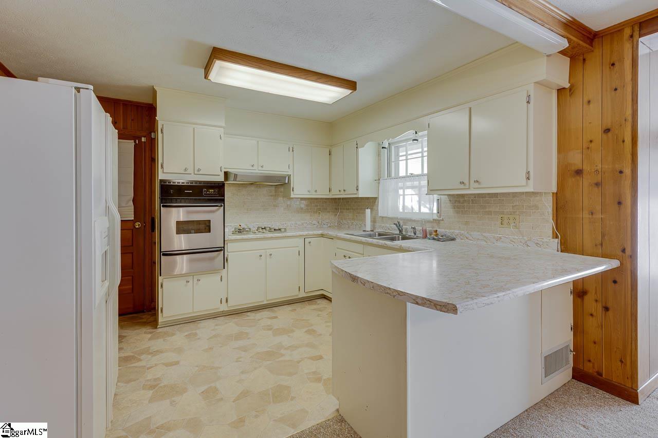 201 Walker Springs Road Taylors, SC 29687 - Photo 8 of 32