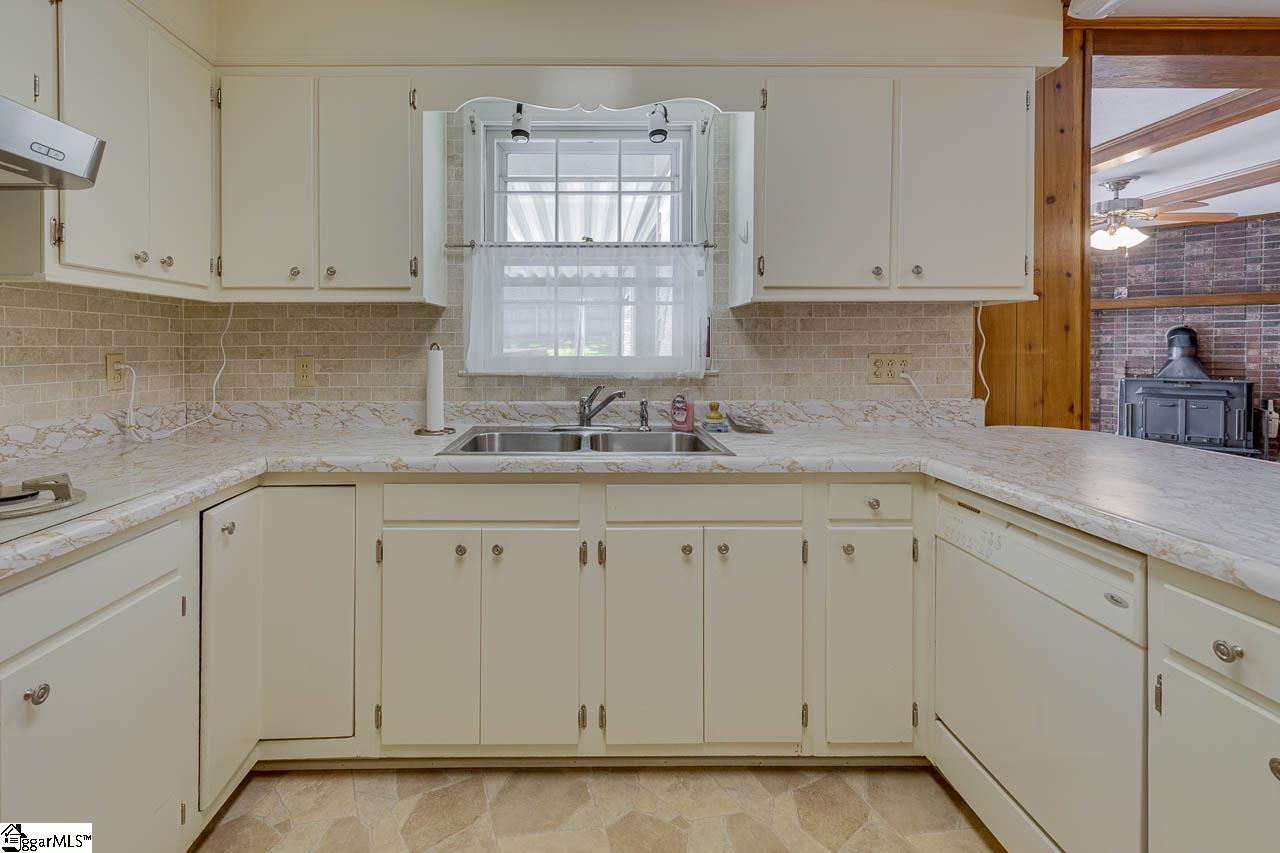 201 Walker Springs Road Taylors, SC 29687 - Photo 10 of 32