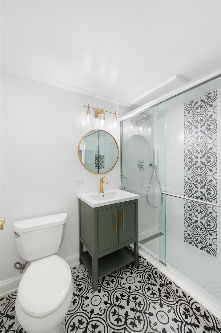 850 North Dewitt Place, Unit 4G Chicago, IL 60611 - Photo 14 of 18 a bathroom with a toilet a sink and shower