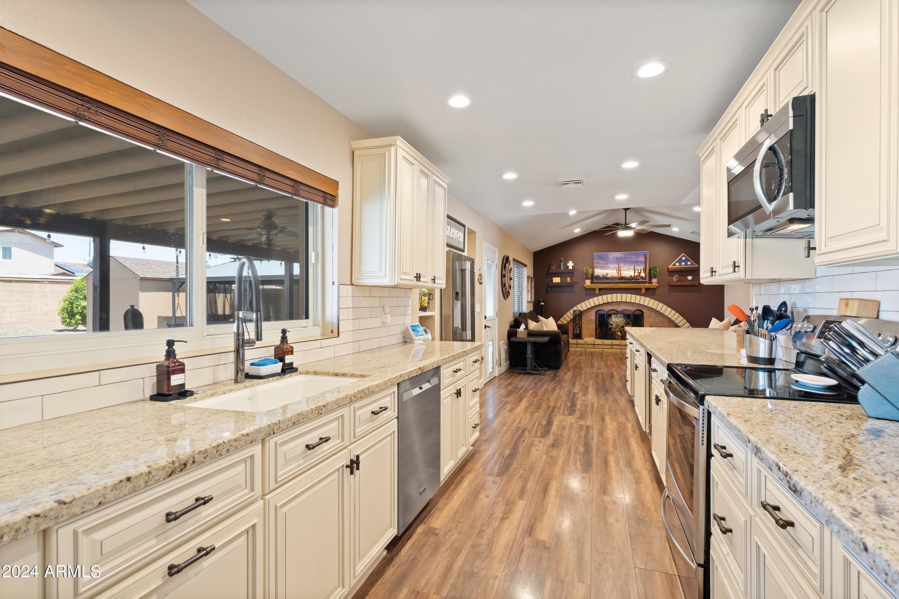 4426 East Phelps Road Phoenix, AZ 85032 - Photo 9 of 36 09-Kitchen