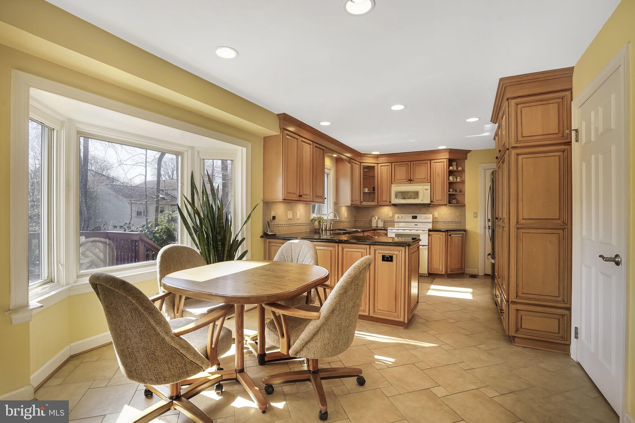 5919 Freds Oak Road Burke, VA 22015 - Photo 6 of 34 Kitchen nook