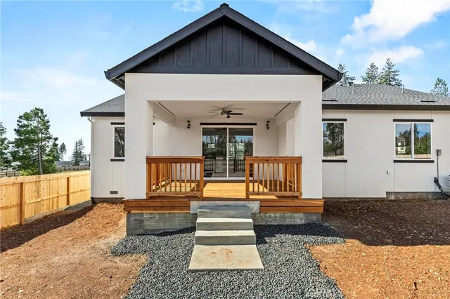 a view of a house with backyard