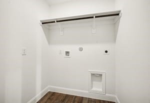 29 Greenbriar Loop Angleton, TX 77515 - Photo 5 of 19 Spacious laundry room with plenty of room for convenience and storage.