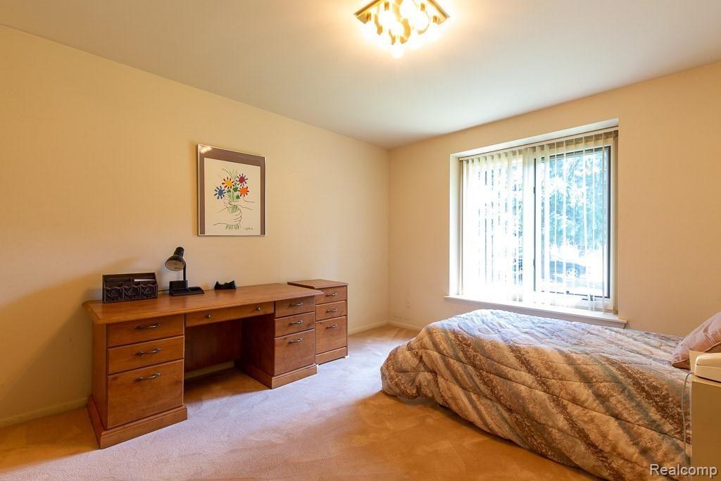 5670 Ridgewood Road West Bloomfield, MI 48322 - Photo 30 of 62