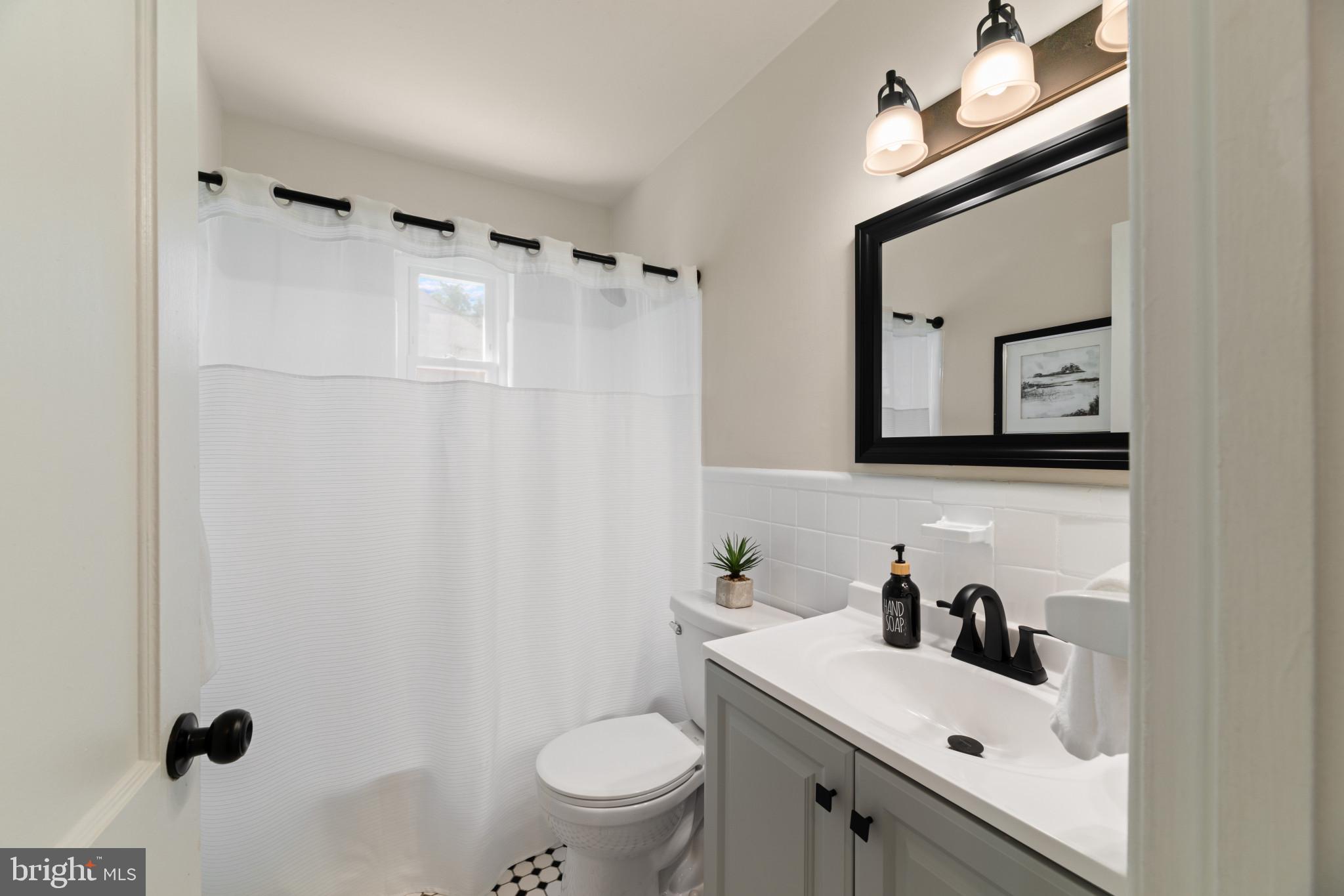 10205 Douglas Avenue Silver Spring, MD 20902 - Photo 16 of 40 Full Bathroom