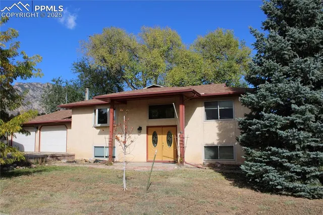 a view of a house with a yard and garage