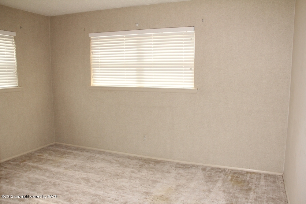 7106 Jameson Road Amarillo, TX 79106 - Photo 30 of 33 an empty room with a window