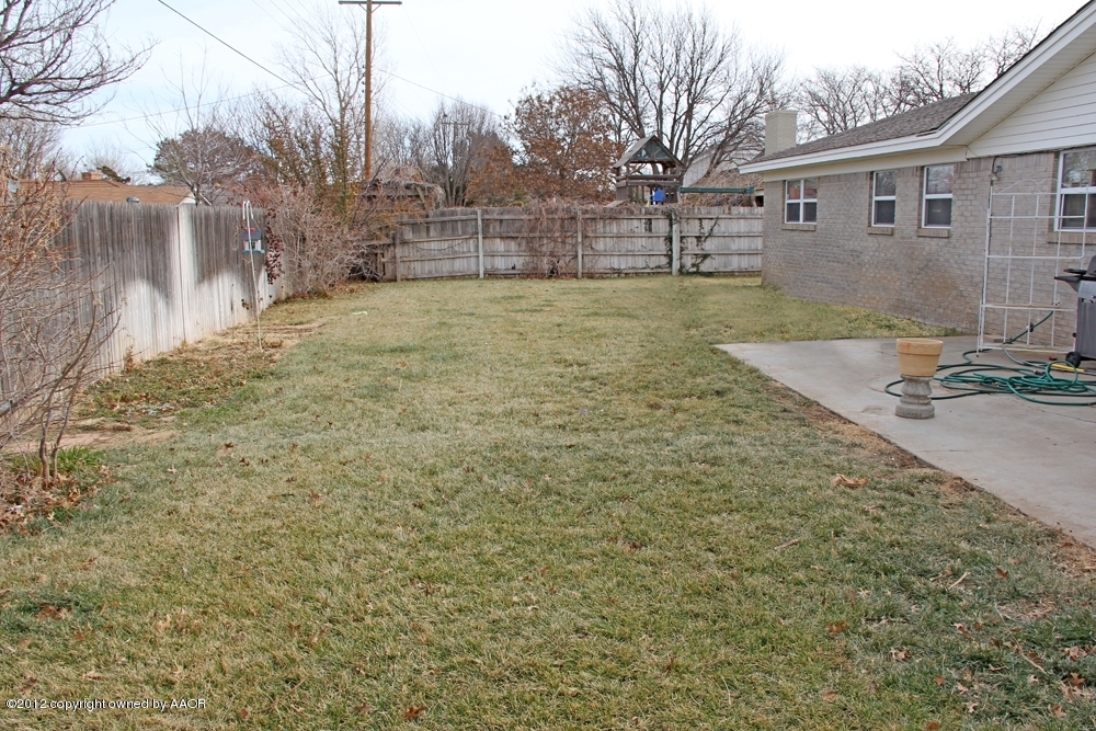 7106 Jameson Road Amarillo, TX 79106 - Photo 4 of 33 a view of a yard with a house