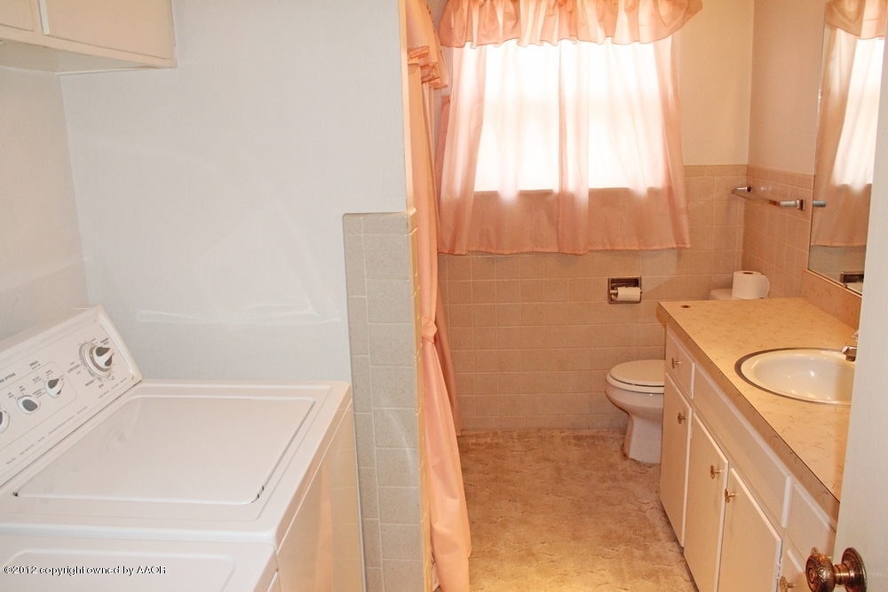 7106 Jameson Road Amarillo, TX 79106 - Photo 10 of 33 a bathroom with a toilet a sink and a bathtub