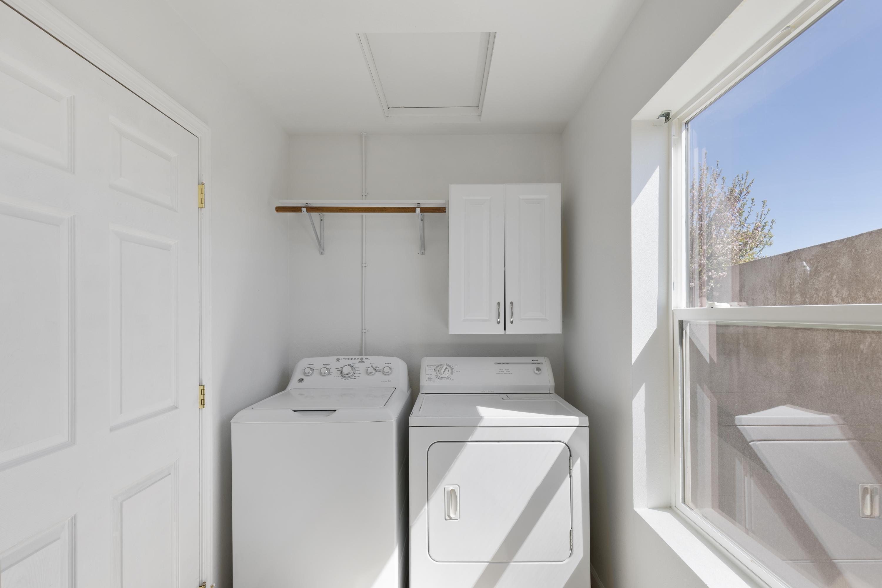 61254 Blakely Road Bend, OR 97702 - Photo 11 of 22 Utility Room / Laundry Room
