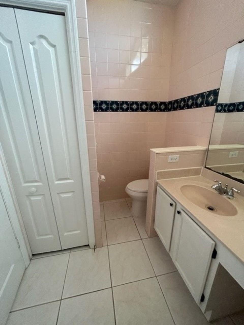 625 Nautical Way St. Augustine, FL 32080 - Photo 11 of 18 a bathroom with a sink and a mirror