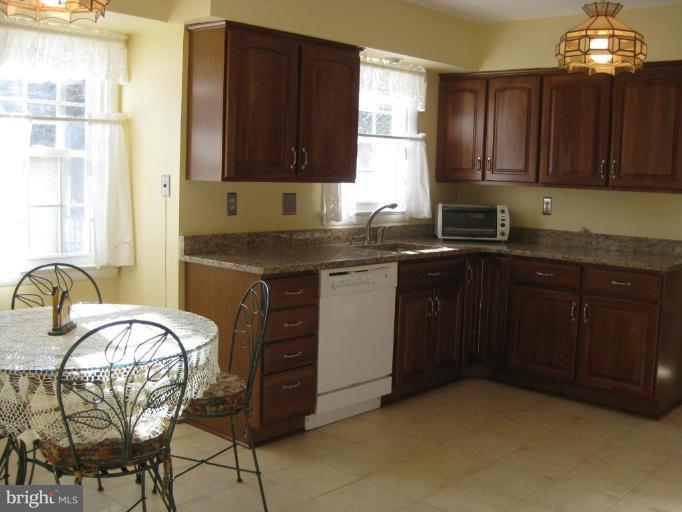 8624 Bunnell Drive Potomac, MD 20854 - Photo 3 of 26 Kitchen