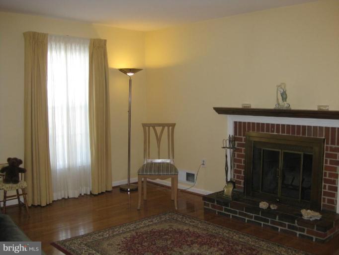 8624 Bunnell Drive Potomac, MD 20854 - Photo 5 of 26 Family Room