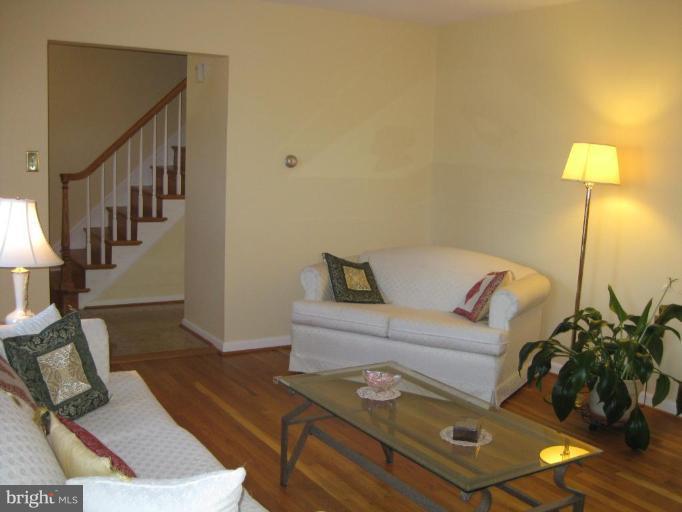 8624 Bunnell Drive Potomac, MD 20854 - Photo 9 of 26 Living Room