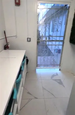 $1,700 | 2101 Normandy Drive, Unit 216, Miami Beach, FL 33141