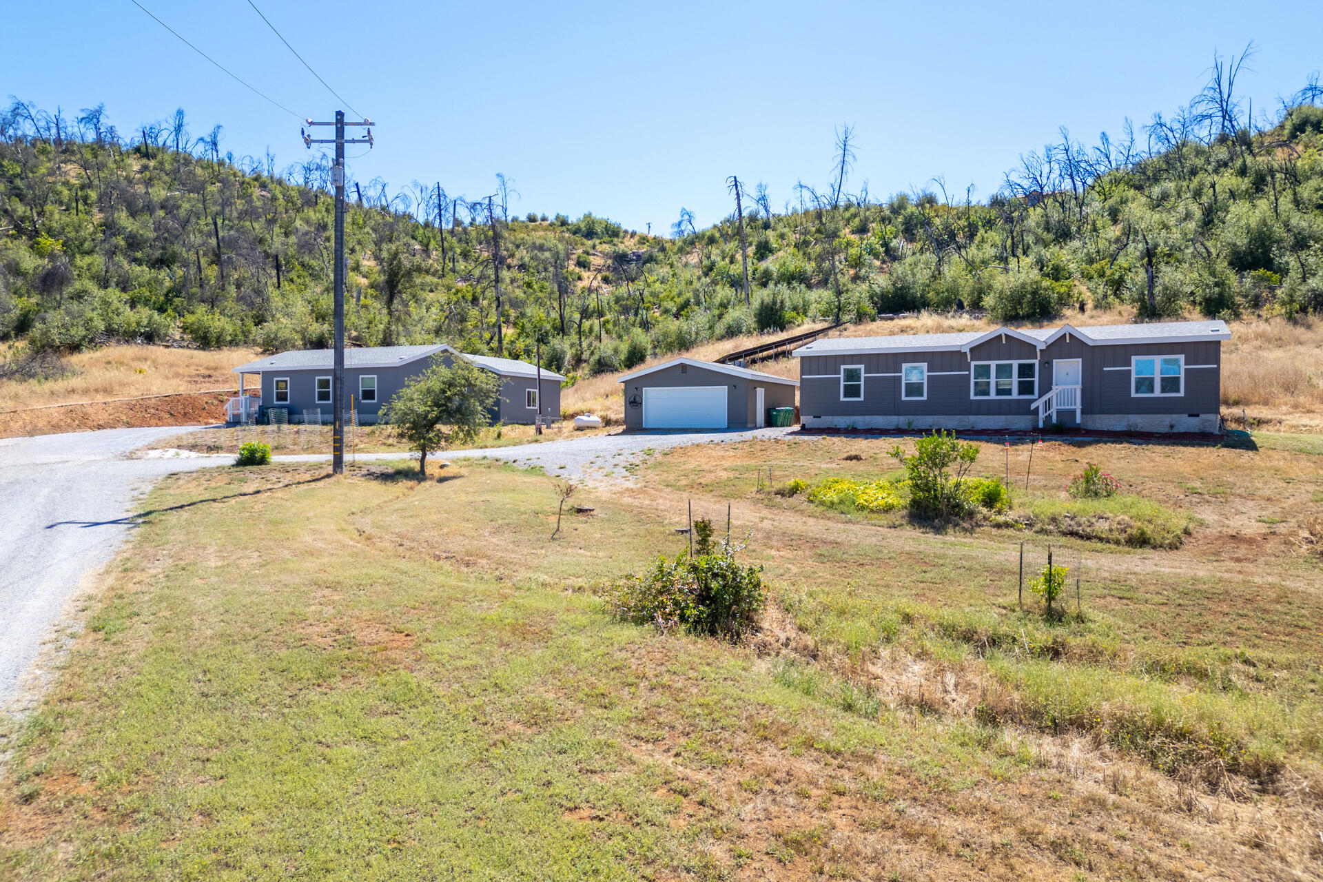 13582 Echo Hill Road Redding, CA 96003 - Photo 22 of 40 Driveway