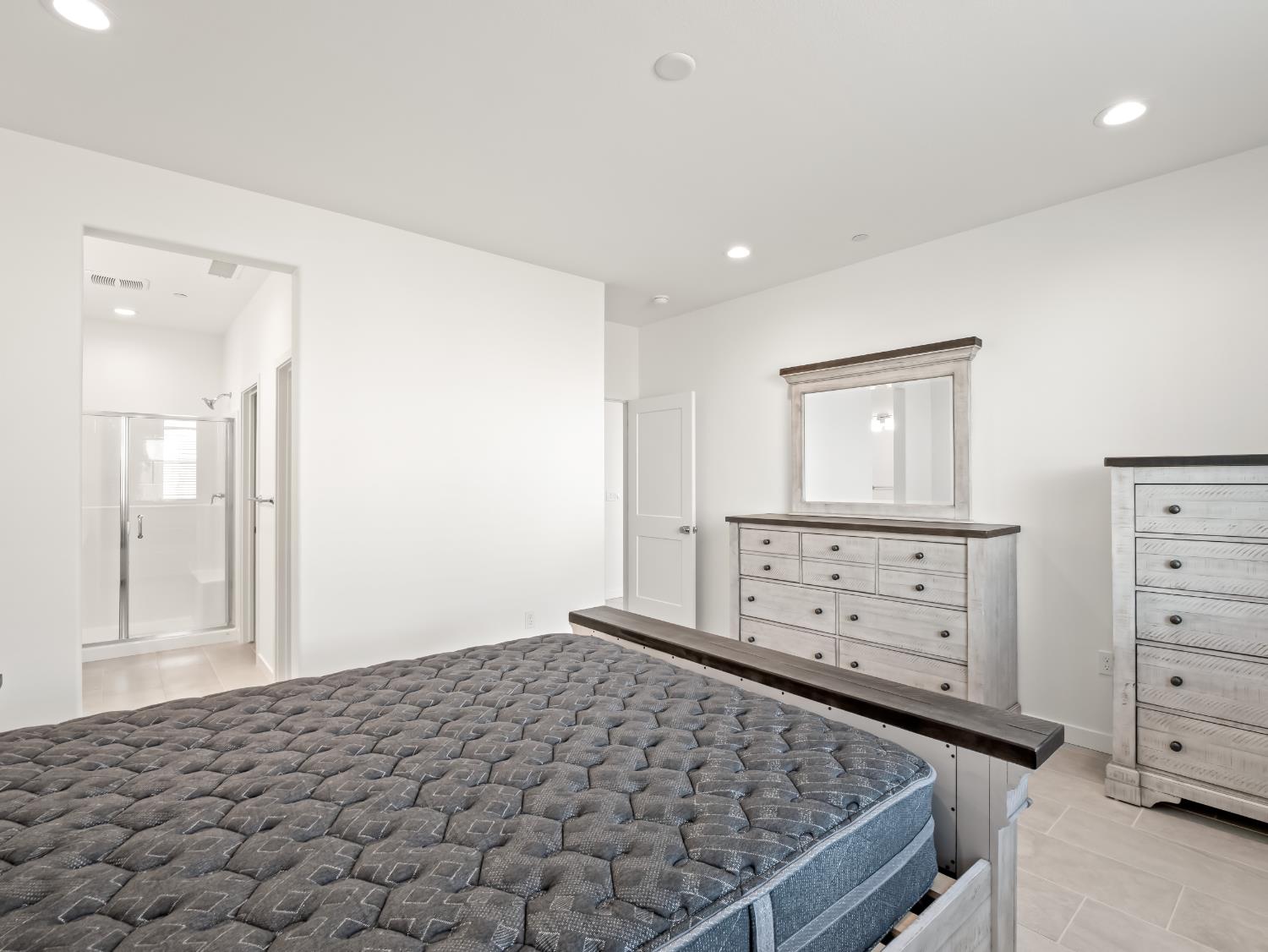 781 Elizabeth Avenue Madera, CA 93636 - Photo 14 of 31 a bedroom with a bed and a dresser