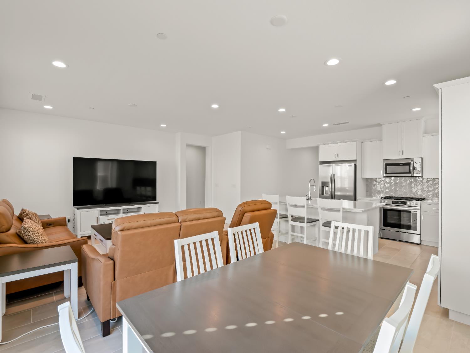 781 Elizabeth Avenue Madera, CA 93636 - Photo 23 of 31 a living room with furniture and a flat screen tv