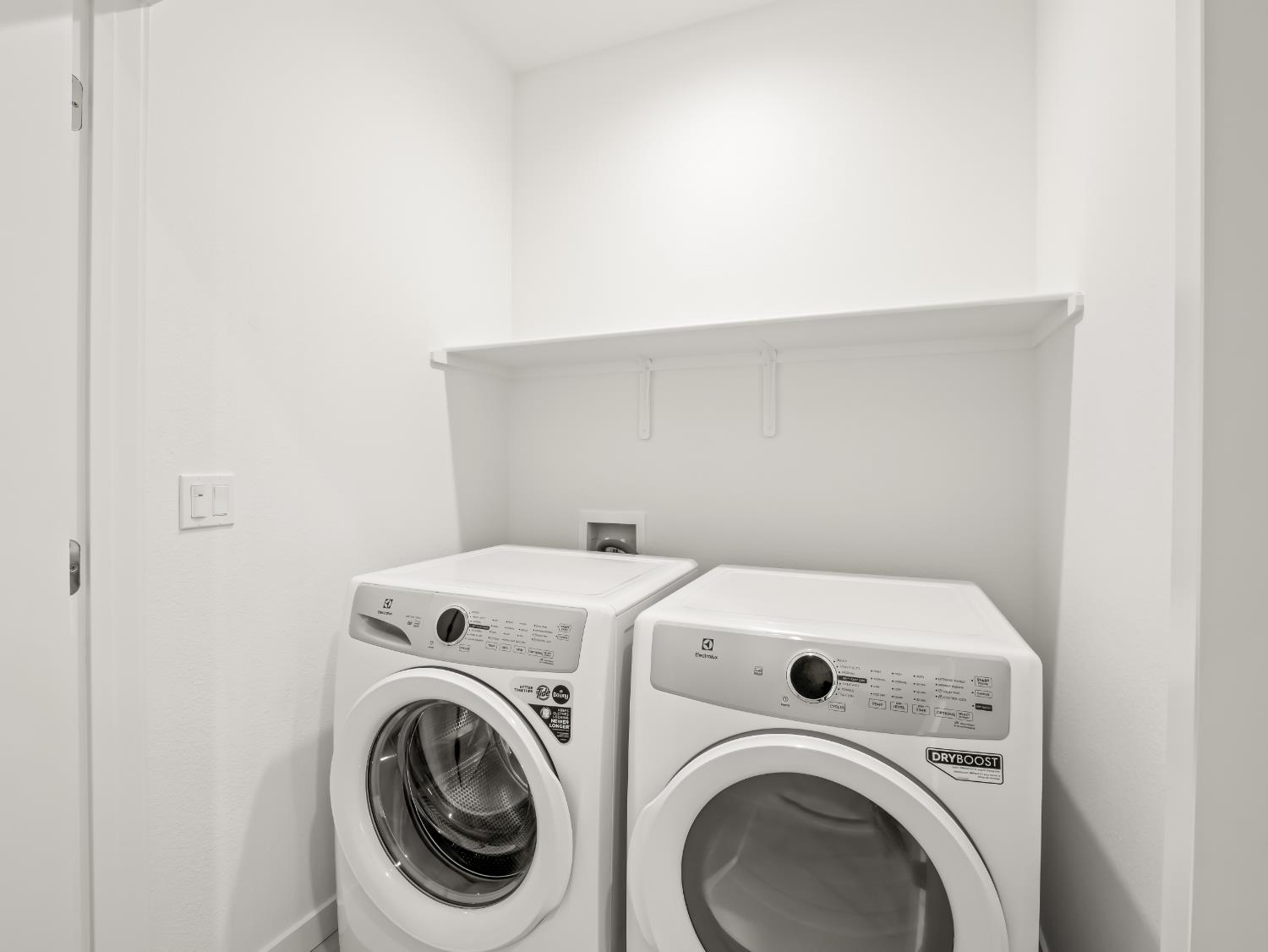 781 Elizabeth Avenue Madera, CA 93636 - Photo 25 of 31 a utility room with dryer and washer
