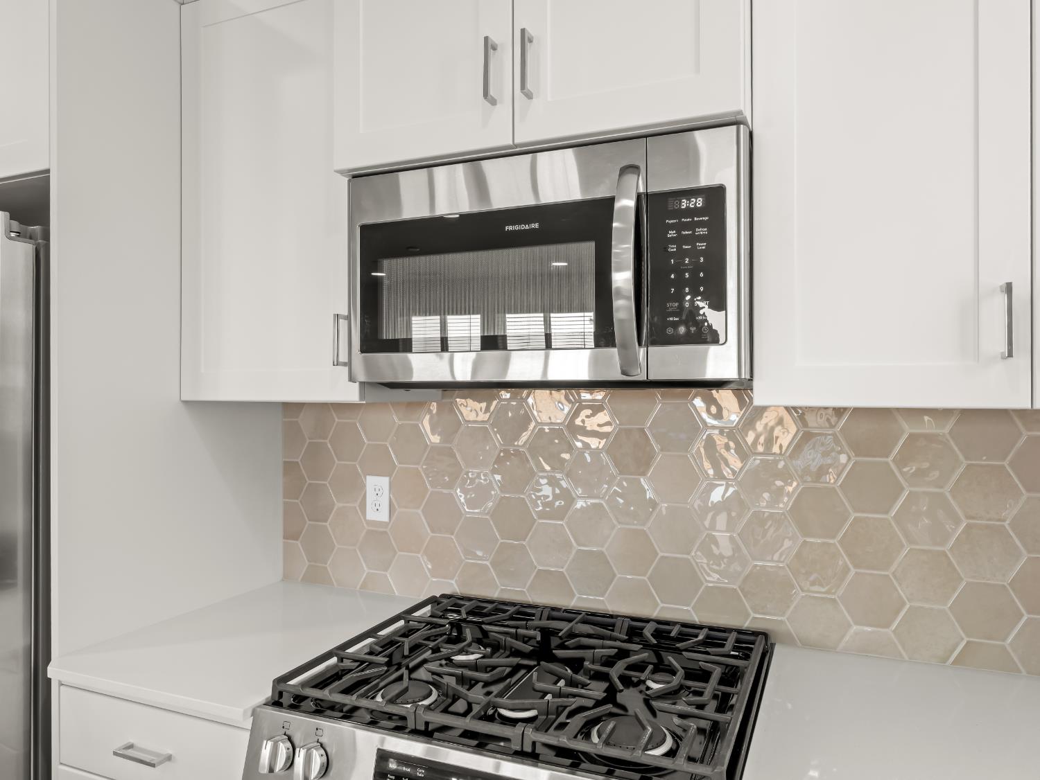 781 Elizabeth Avenue Madera, CA 93636 - Photo 5 of 31 a close view of stove