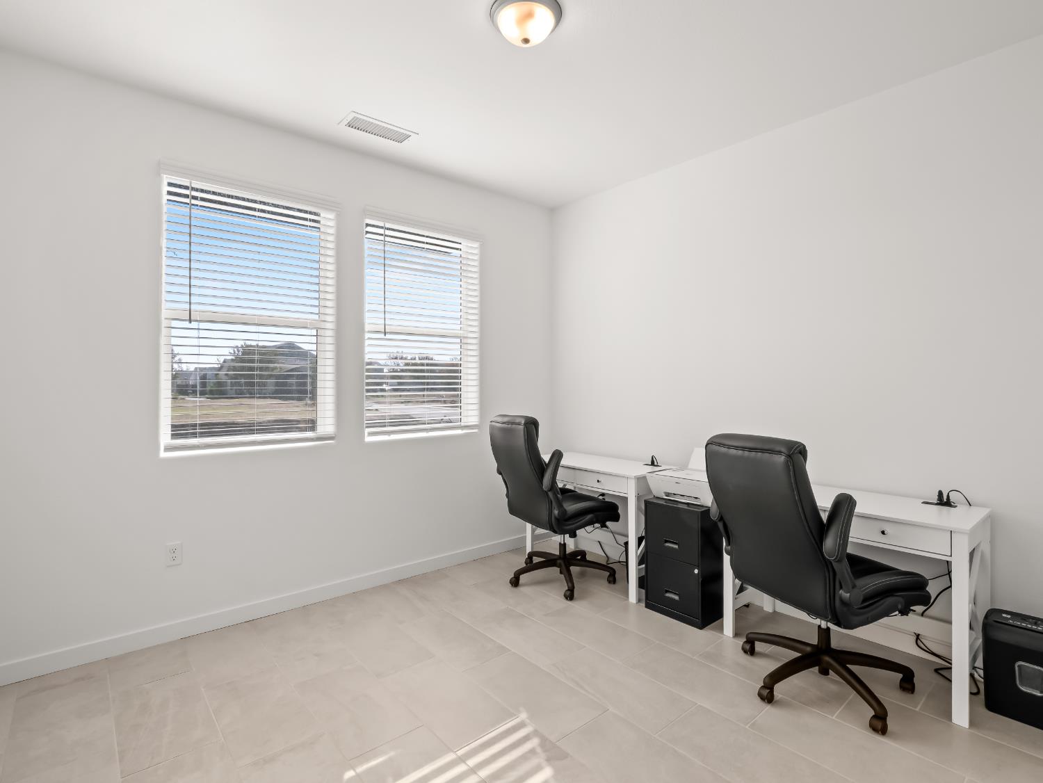 781 Elizabeth Avenue Madera, CA 93636 - Photo 9 of 31 a workspace with furniture and a window