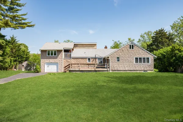 a view of a house with backyard