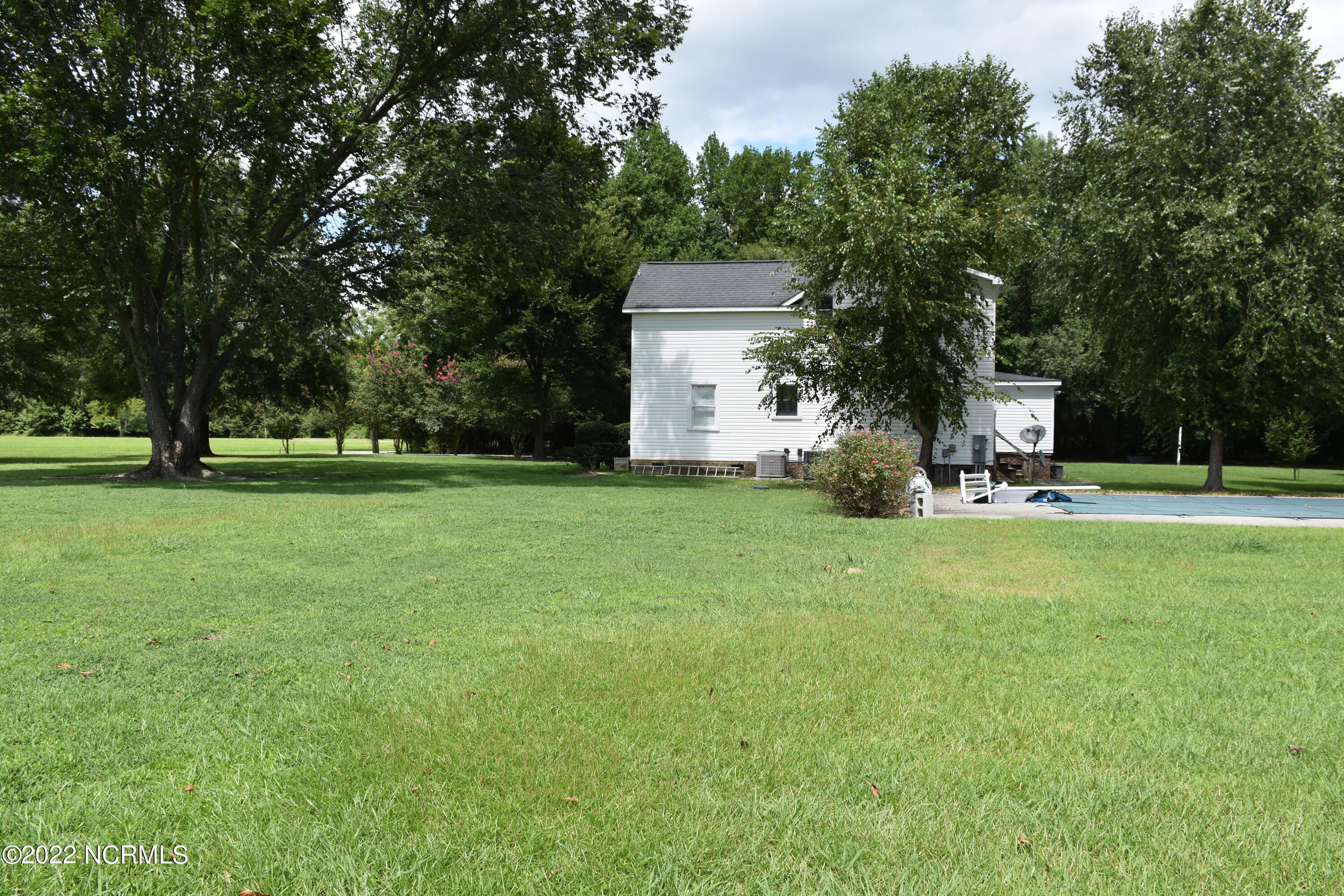 480 Blackbeards View Bath, NC 27808 - Photo 15 of 79 Side Yard