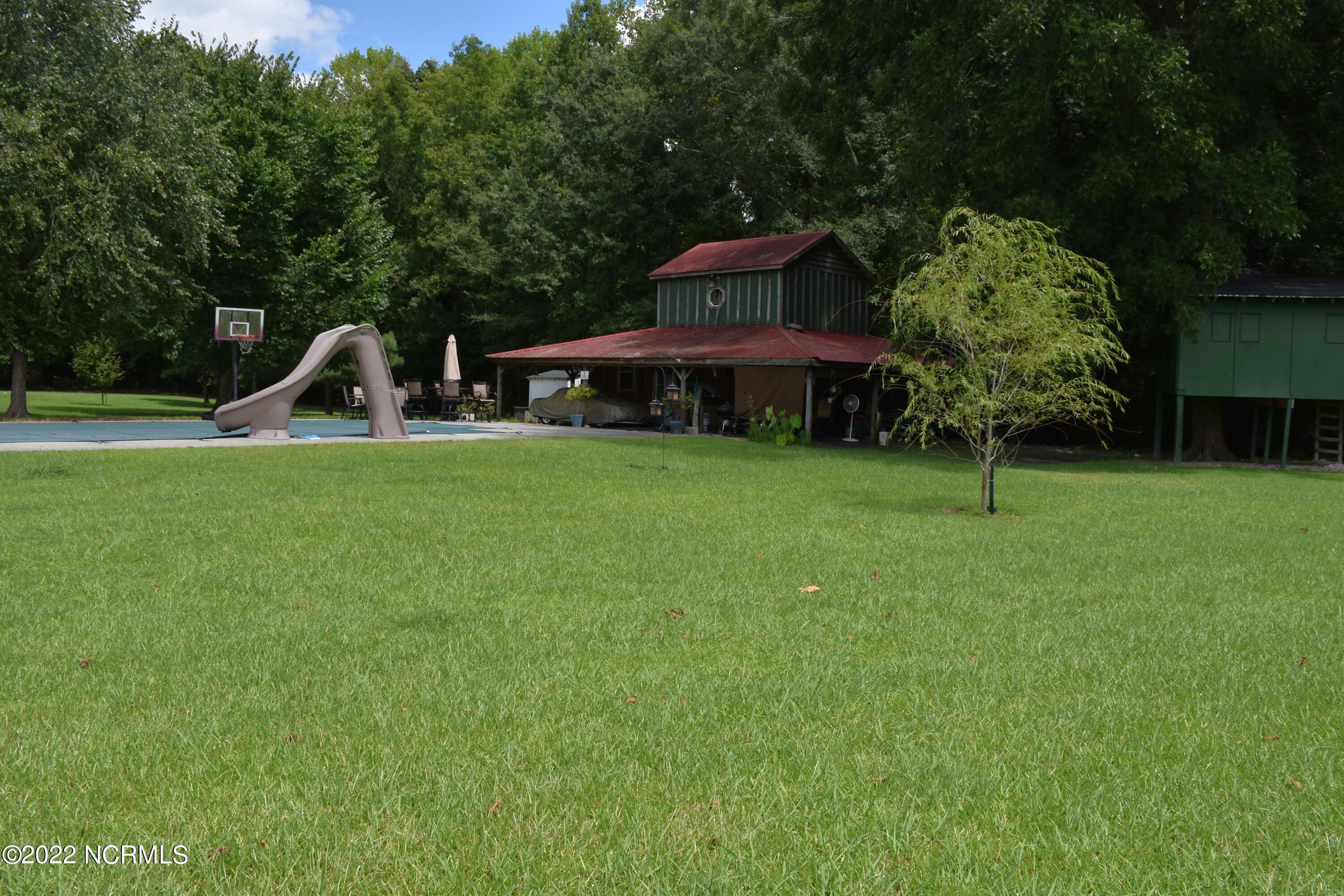 480 Blackbeards View Bath, NC 27808 - Photo 17 of 79 Side Yard