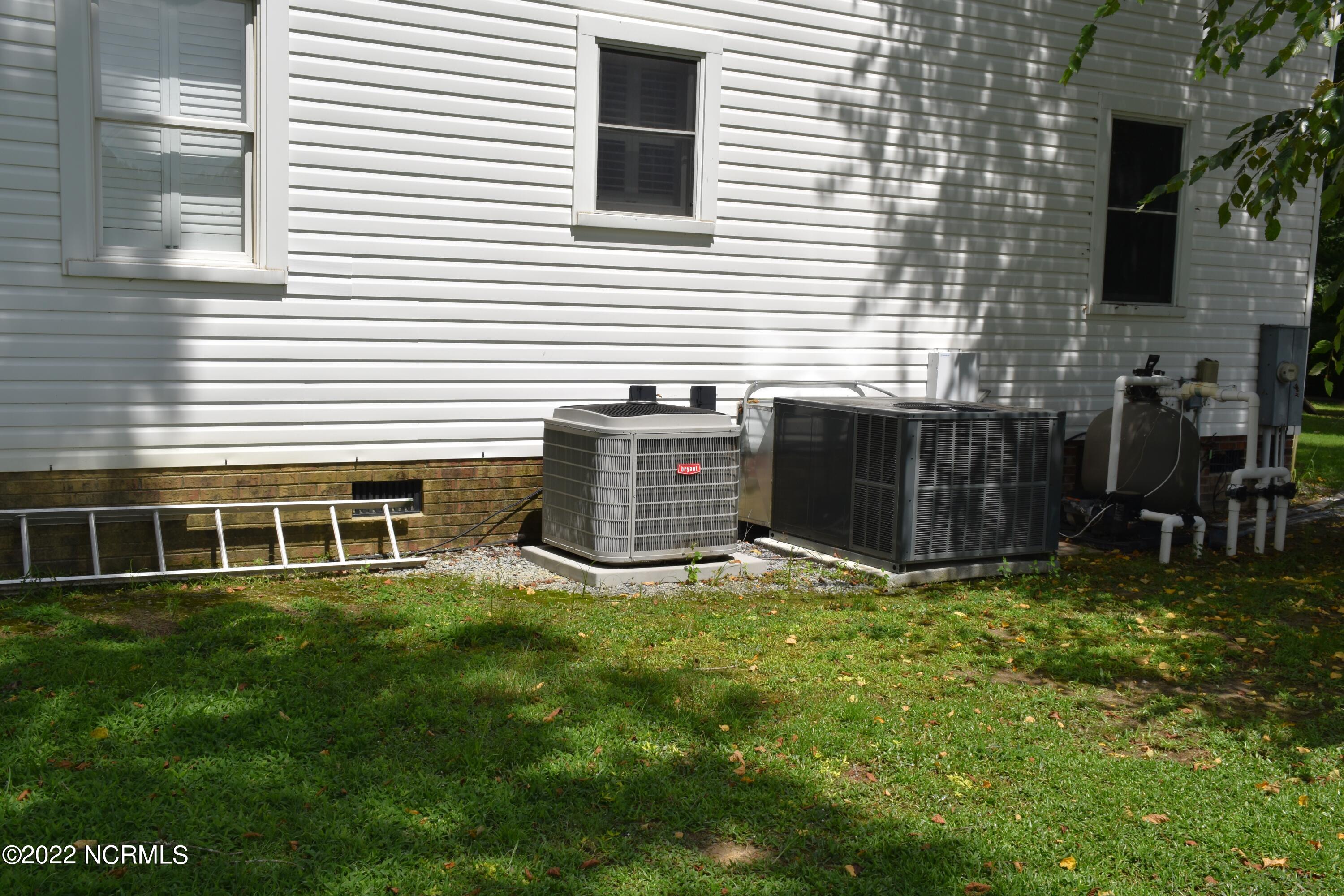 480 Blackbeards View Bath, NC 27808 - Photo 4 of 79 2 HVAC units and pool pump