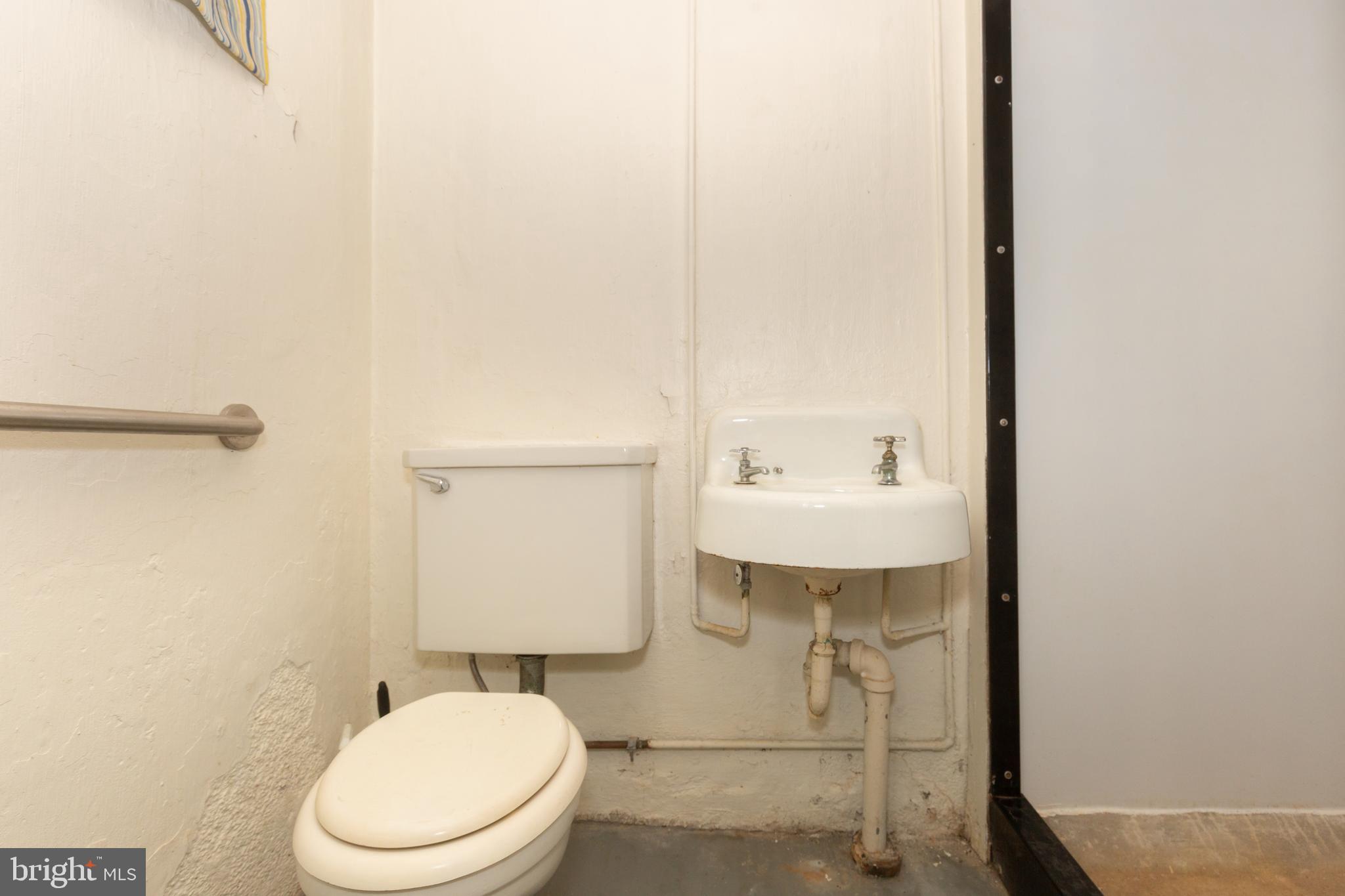 323 Broadmoor Road Baltimore, MD 21212 - Photo 26 of 40 Full bath on the lower level.