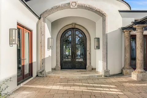 a view of entryway with a front door