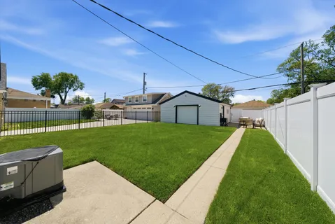 a view of a back yard