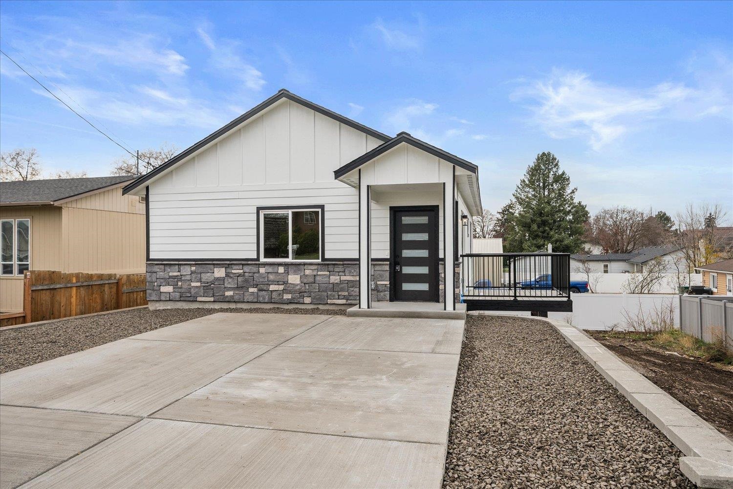 327 North Bannen Road Spokane Valley, WA 99216 - Photo 3 of 36 Gallery Image 3