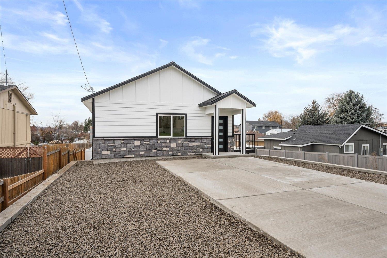 327 North Bannen Road Spokane Valley, WA 99216 - Photo 4 of 36 Gallery Image 4