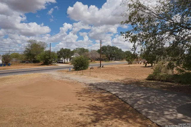 $209,000 | 1905 3rd Street, Floresville, TX 78114