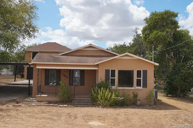 $209,000 | 1905 3rd Street, Floresville, TX 78114