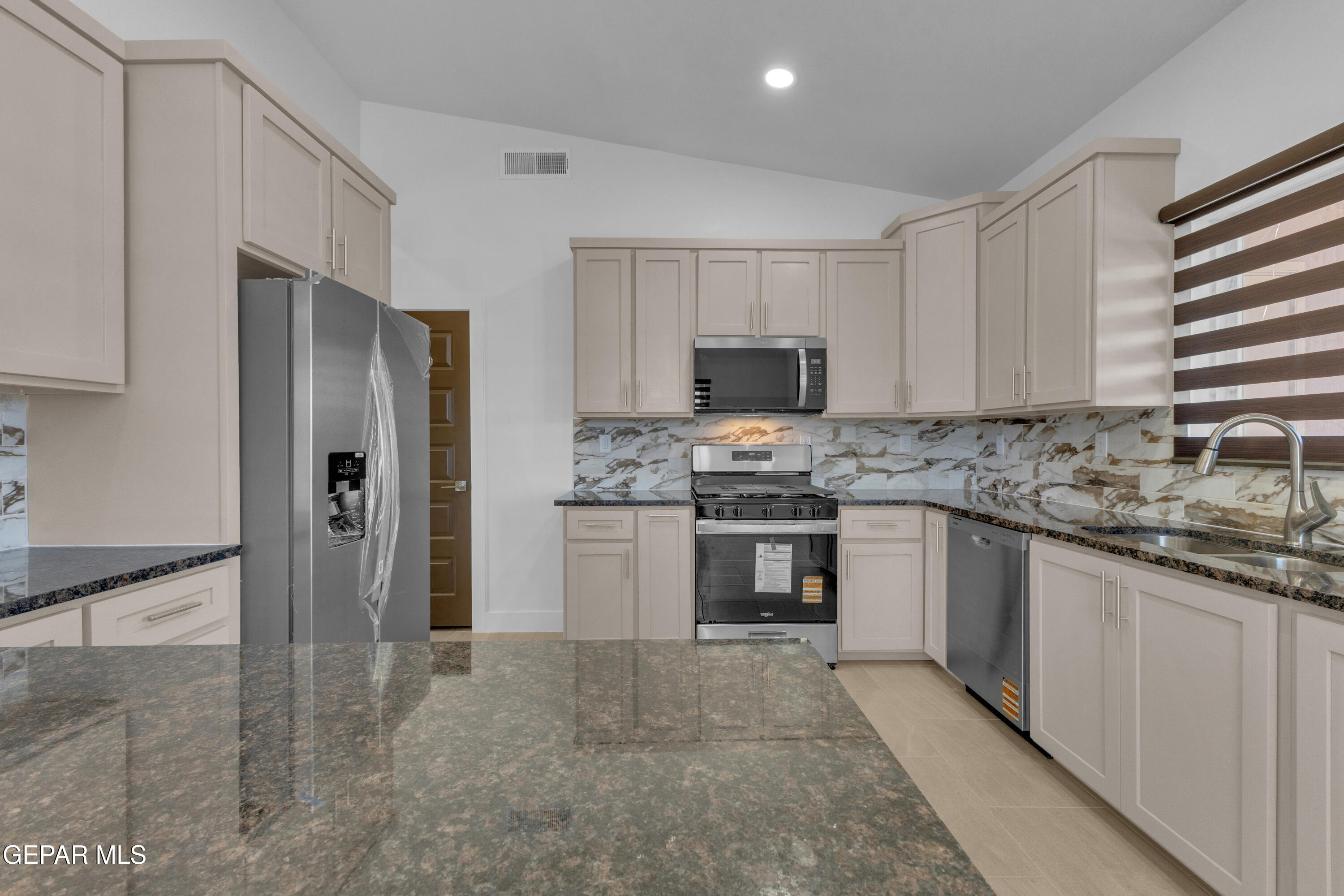661 Oak Ridge Clint, TX 79836 - Photo 3 of 8 2 (6) (3)