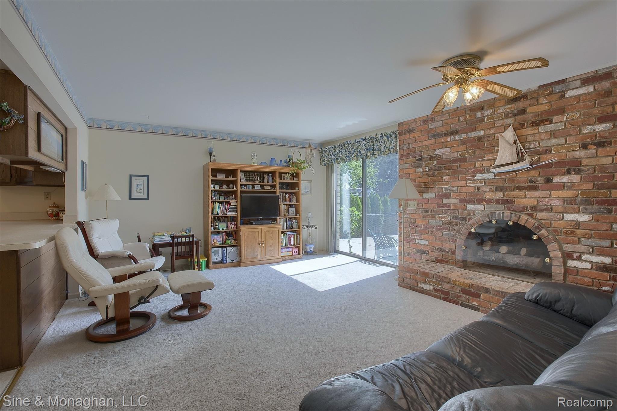 35 Vernier Road Grosse Pointe, MI 48236 - Photo 12 of 38 14-Family Room.jpg